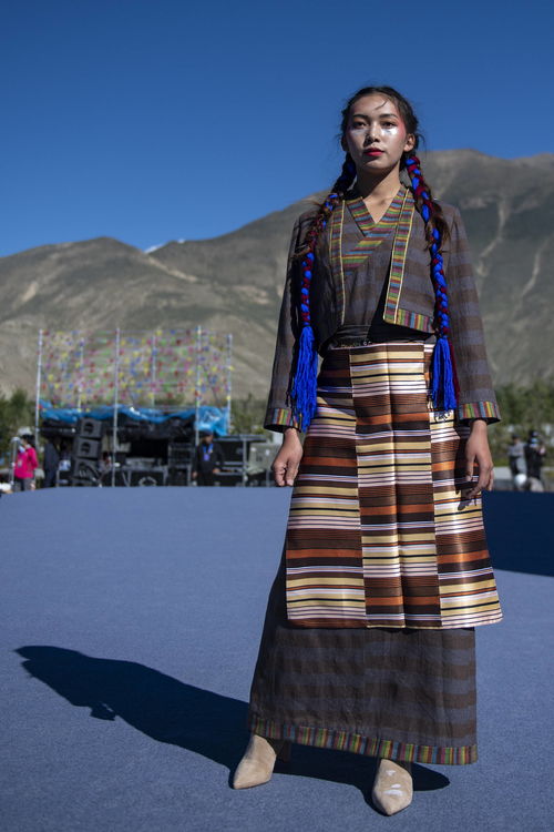 西藏山南 雅魯藏布 現(xiàn)代藏裝服飾秀